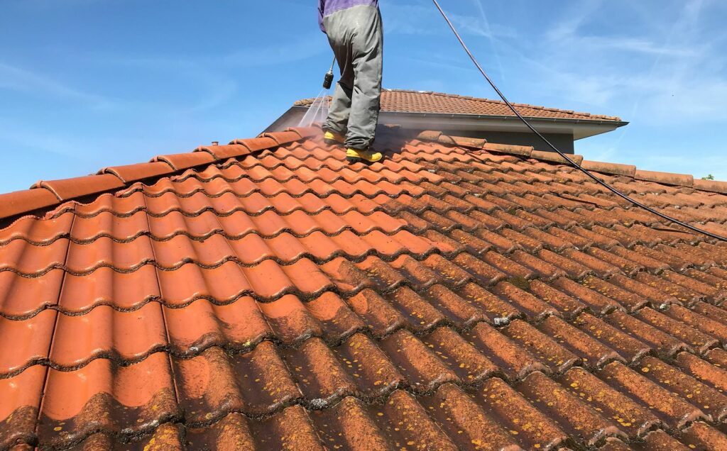 Illustration de l’article : Sur quels points porter son attention avant de rénover la toiture de son habitation ? – Matt Pro Renove Cognac 05.86.86.87.21