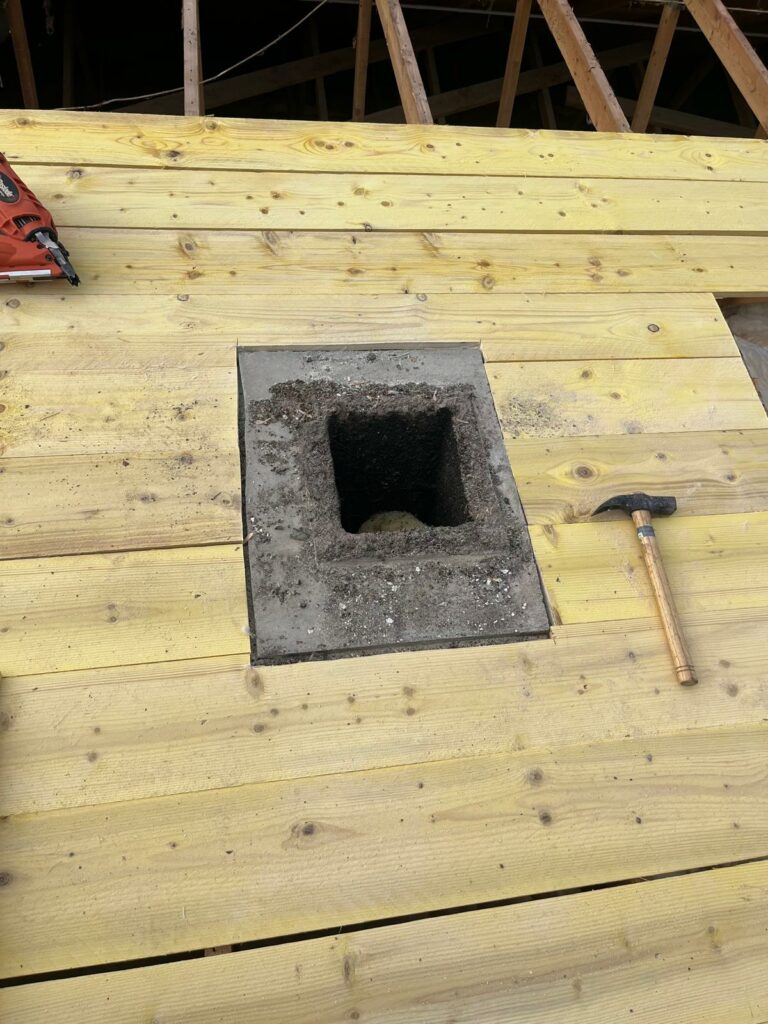 Découpe du voligeage autour de la souche de cheminée
