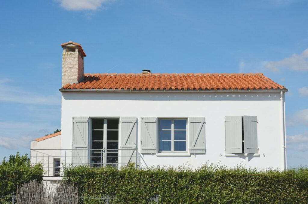 Toiture en tuiles d’une maison de campagne, illustration d’un projet de fenêtre de toit à Cognac