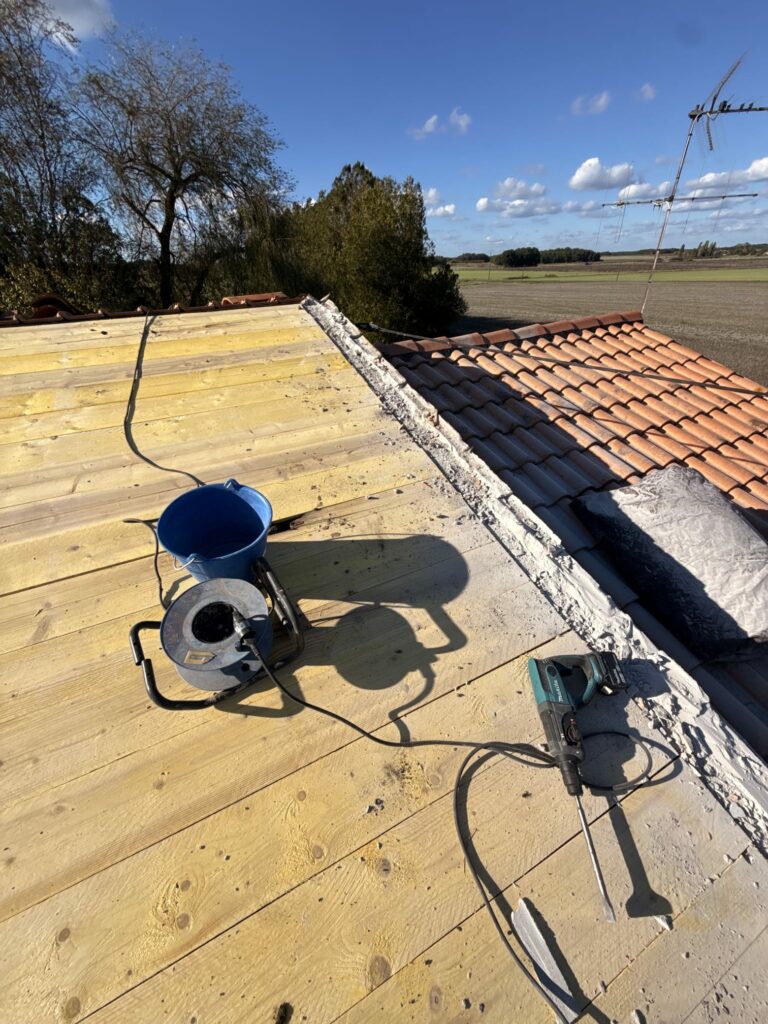 Support de couverture en bois autour d’une souche de cheminée